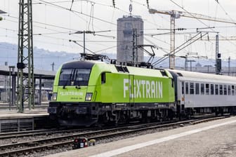 Der "Flixtrain" in Stuttgart: In Deutschland bedient der Fernbusbetreiber bereits mehrere Zugstrecken.