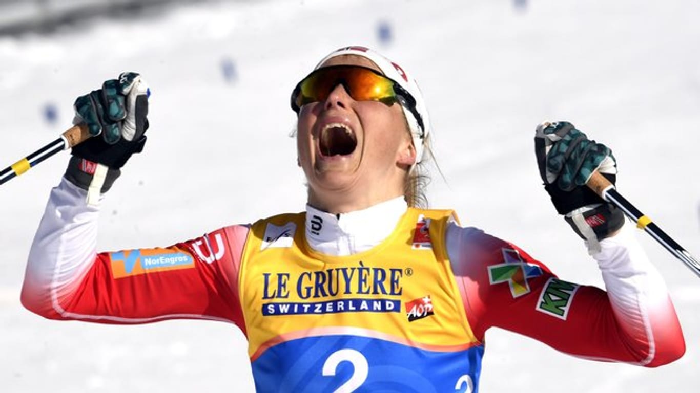 Die Norwegerin Therese Johaug gewinnt den Skiathlon über 15 Kilometer.