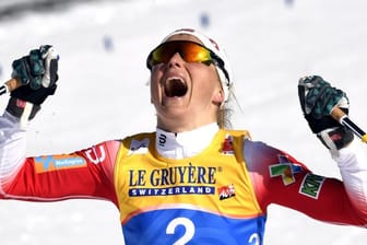 Die Norwegerin Therese Johaug gewinnt den Skiathlon über 15 Kilometer.