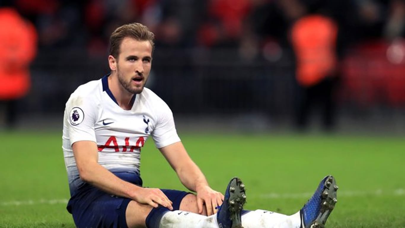 Trotz seines Treffers verliert Tottenham in Burnley: Harry Kane sitzt auf dem Spielfeld.