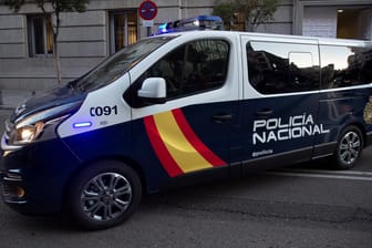 Polizeiwagen im Einsatz in Madrid: Den Beamten habe sich beim Betreten der Wohnung "eine schockierende Szene" geboten, schrieb die Zeitung "ABC".