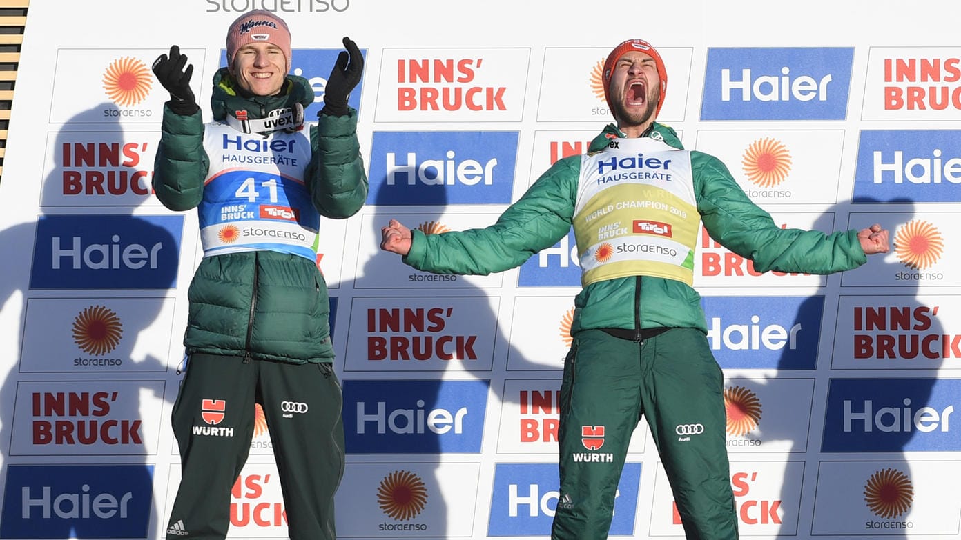 Weltmeister Markus Eisenbichler (links) und Karl Geiger jubeln auf dem Podium.