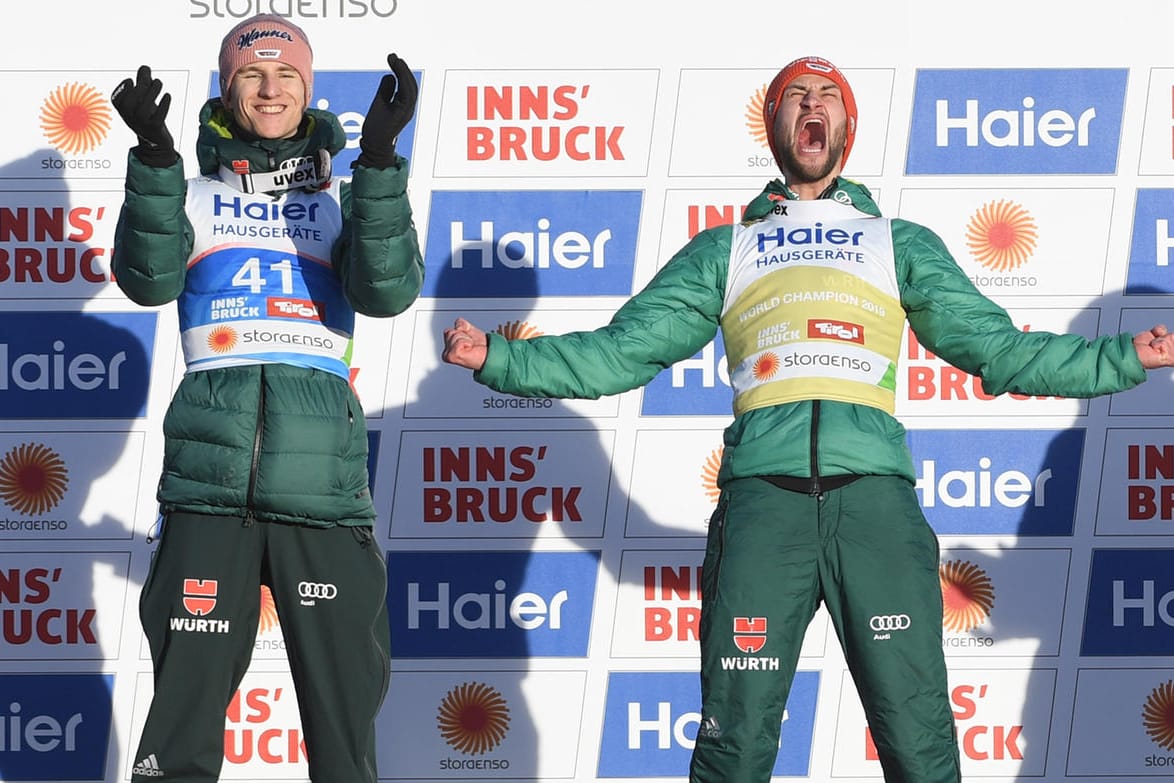 Weltmeister Markus Eisenbichler (links) und Karl Geiger jubeln auf dem Podium.