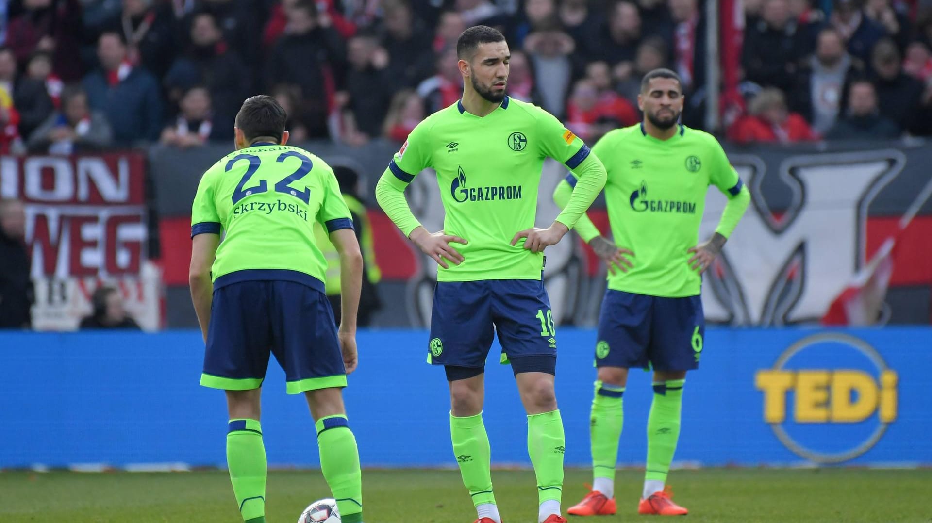 Die Schalker Spieler sind nach der Niederlage bitter enttäuscht.