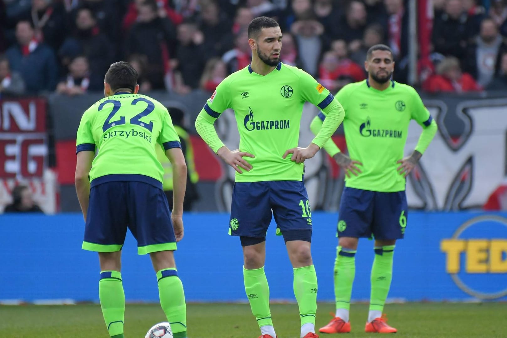 Die Schalker Spieler sind nach der Niederlage bitter enttäuscht.