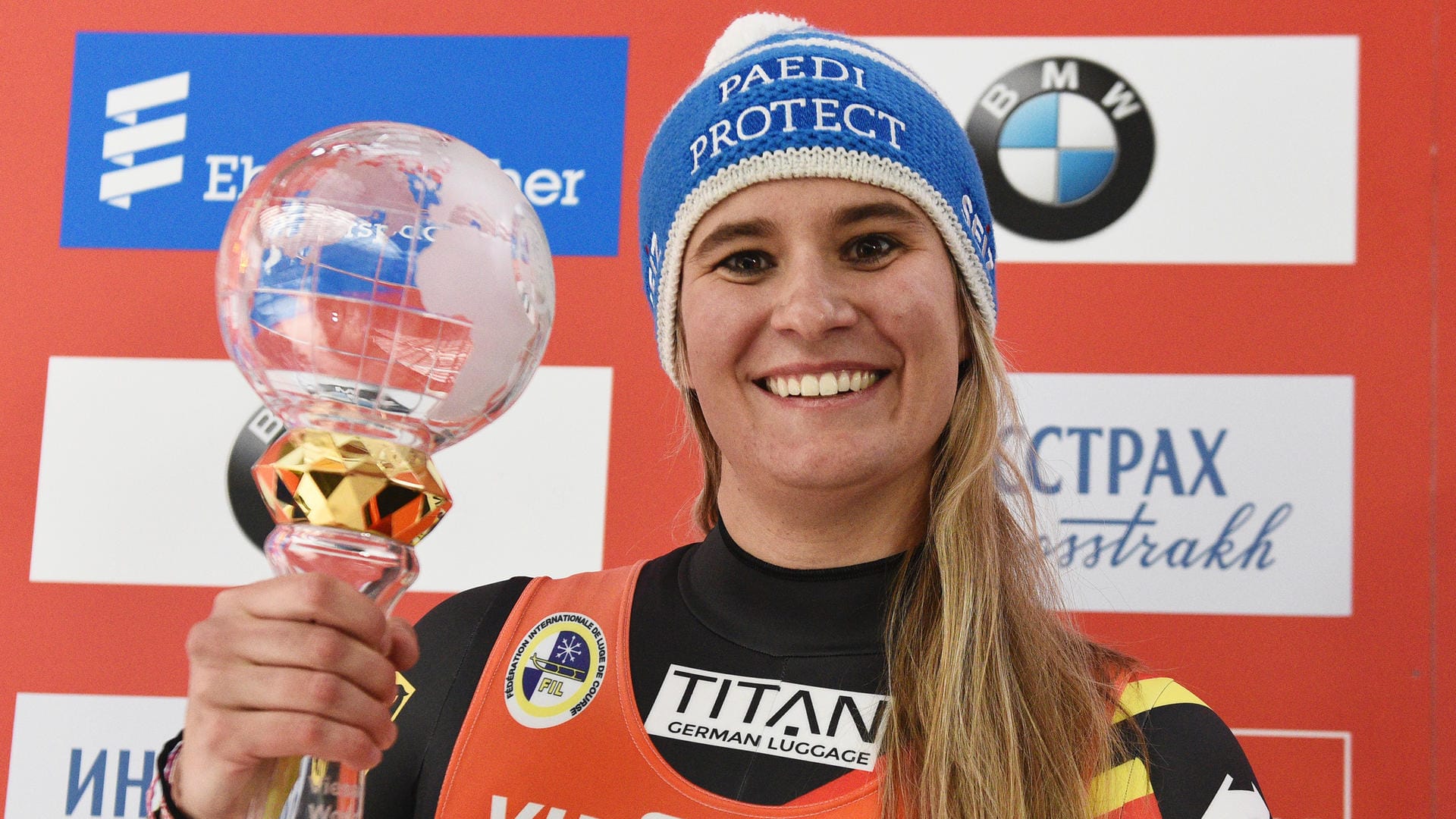 Natalie Geisenberger mit der Kristallkugel für den Sieg im Gesamtweltcup.