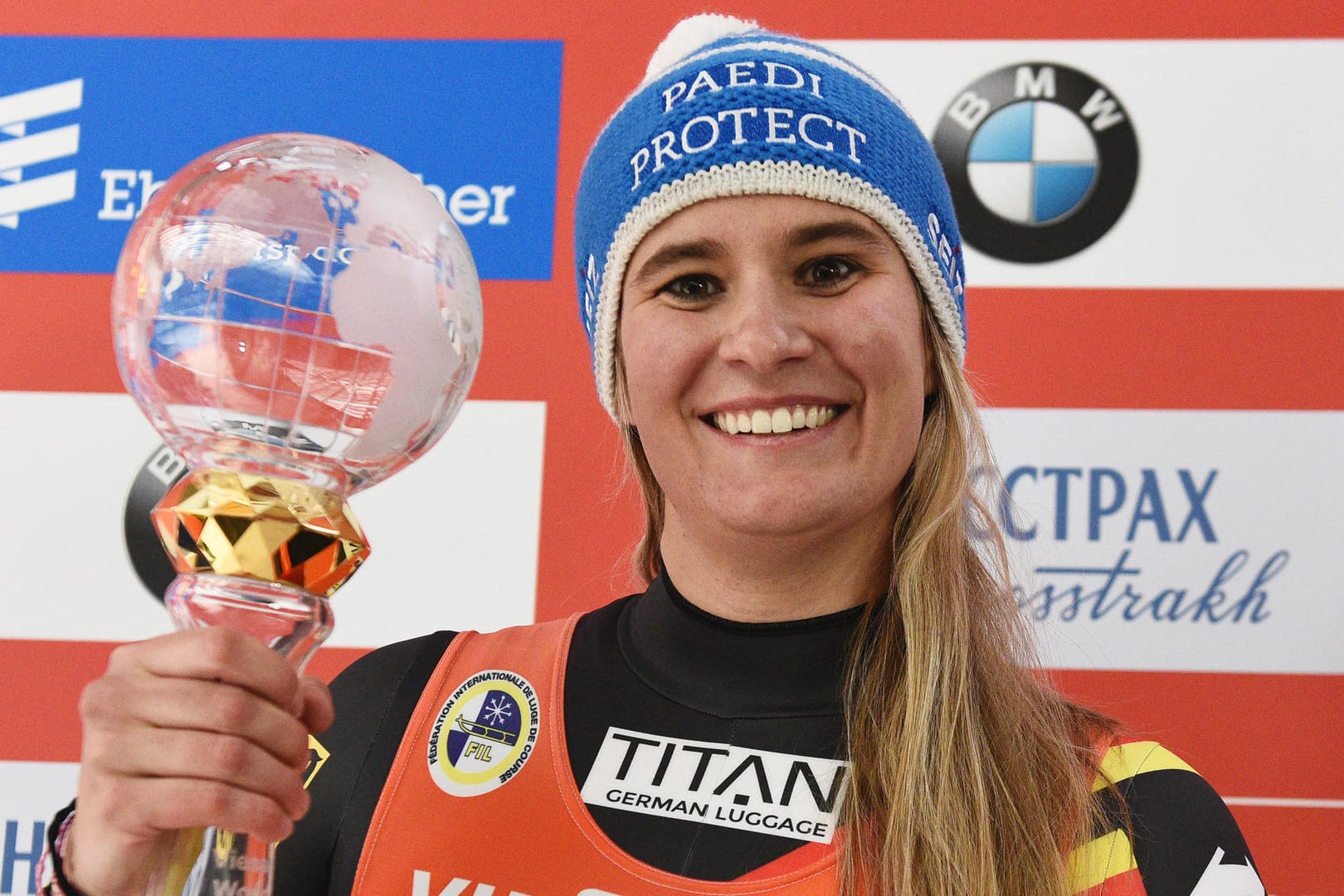 Natalie Geisenberger mit der Kristallkugel für den Sieg im Gesamtweltcup.