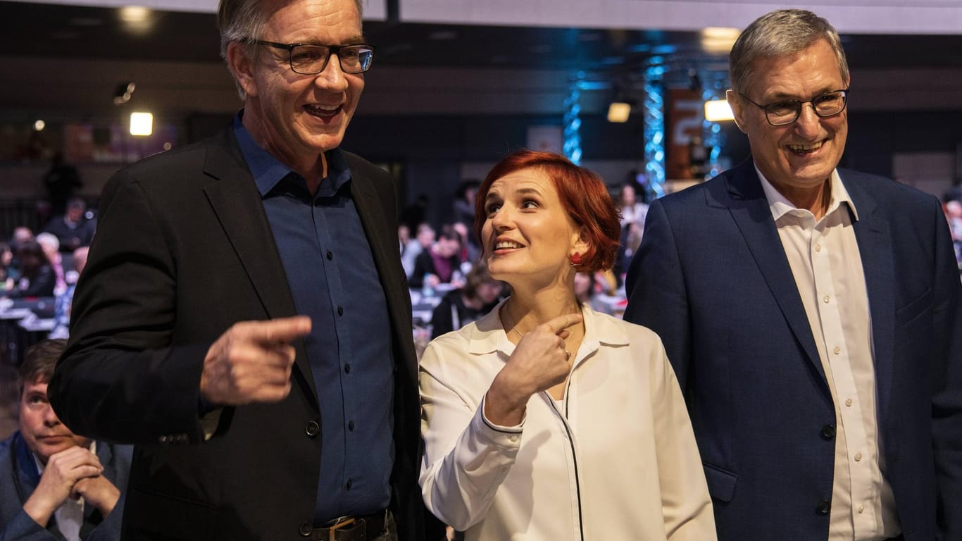 Die Parteivorsitzenden Katja Kipping und Bernd Riexinger (rechts), sowie Dietmar Bartsch, Fraktionsvorsitzender im Bundestag: Die zweite Fraktionsvorsitzende, Sahra Wagenknecht, musste ihre Teilnahme am Parteitag absagen.