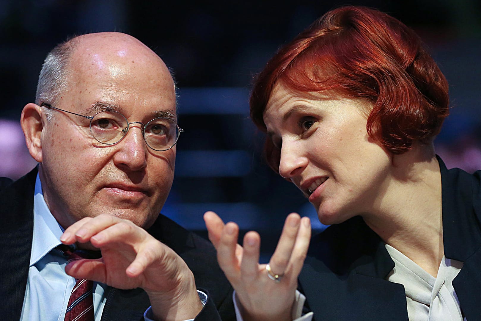Bonn: Gregor Gysi (l) , Vorsitzender der Europäischen Linken, und Katja Kipping, Vorsitzende der Linkspartei sprechen auf dem Parteitag miteinander.