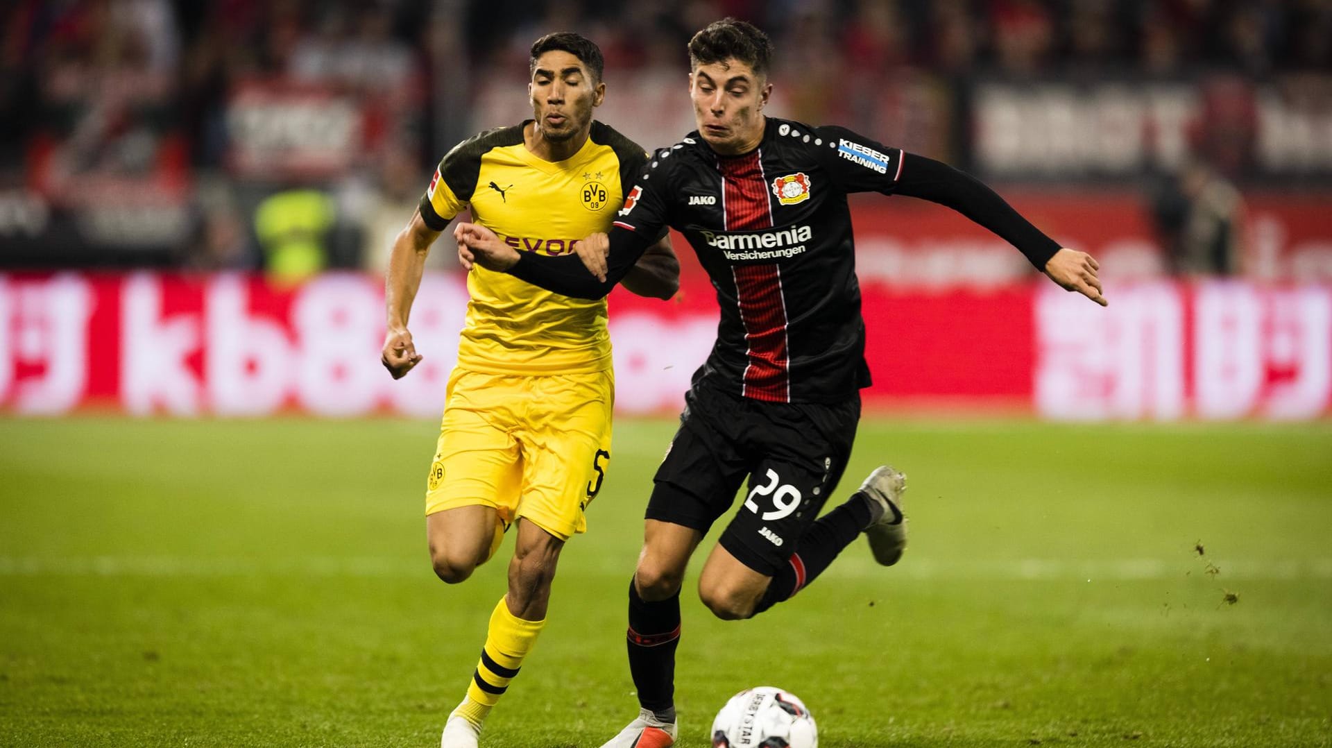 Achraf Hakimi (links) im Duell mit Kai Havertz von Bayer Leverkusen. Achraf Hakimi (links) im Duell mit Kai Havertz von Bayer Leverkusen.