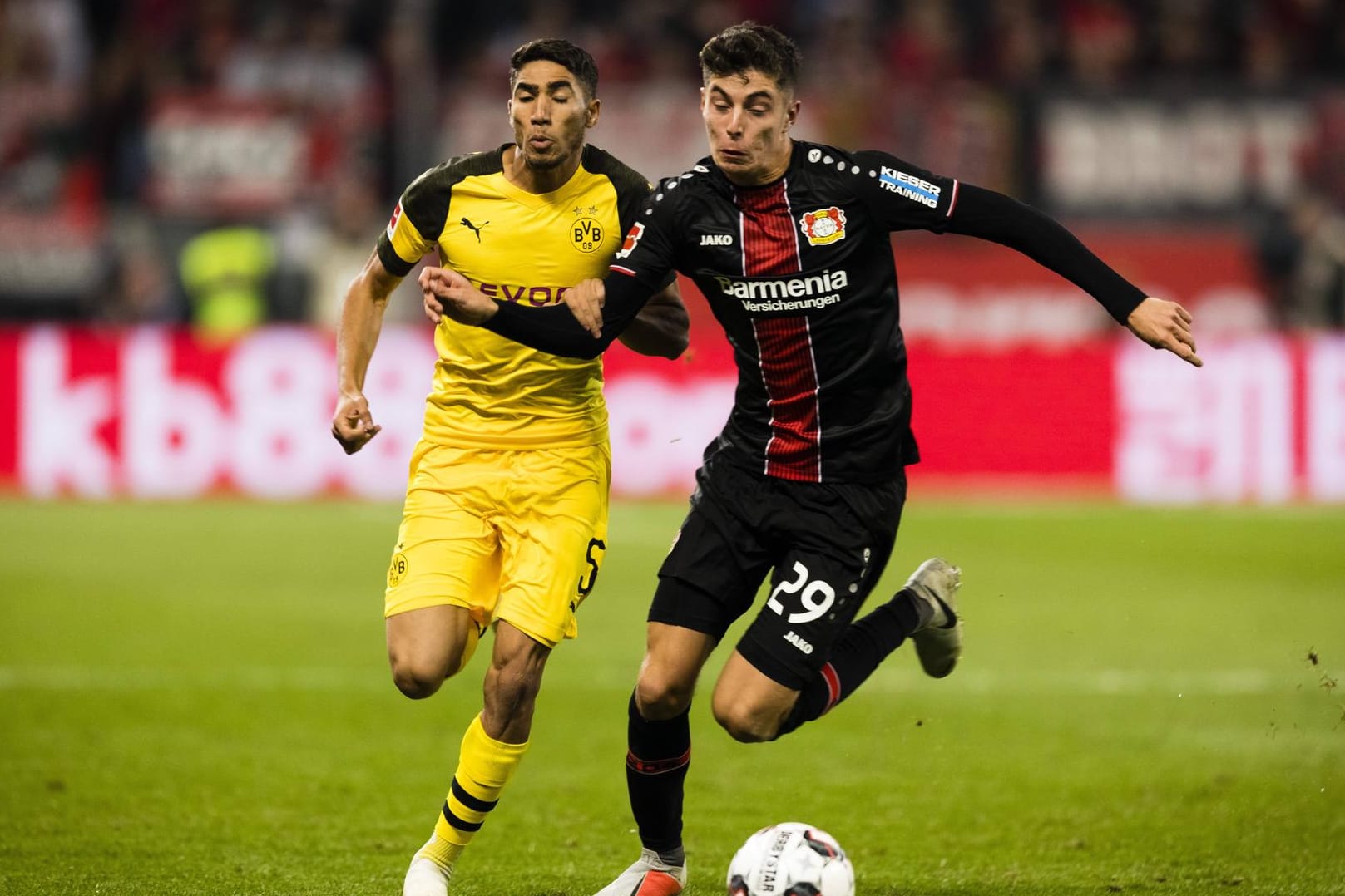 Achraf Hakimi (links) im Duell mit Kai Havertz von Bayer Leverkusen.