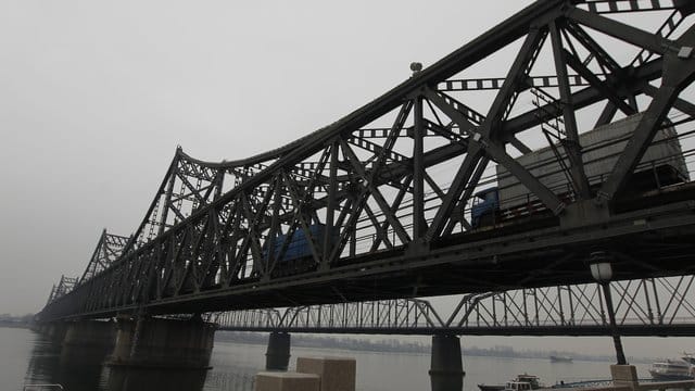 Die chinesisch-koreanische Freundschaftsbrücke in Dandong.