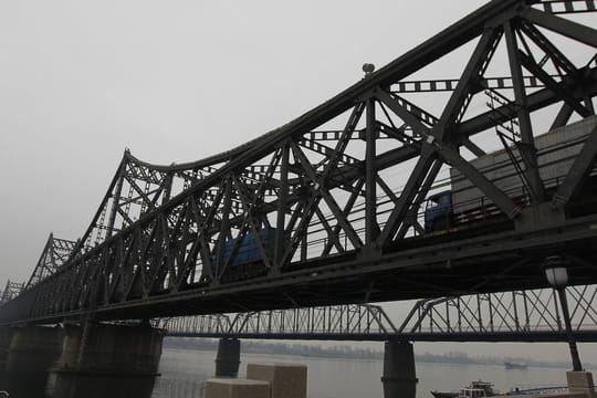 Die chinesisch-koreanische Freundschaftsbrücke in Dandong.