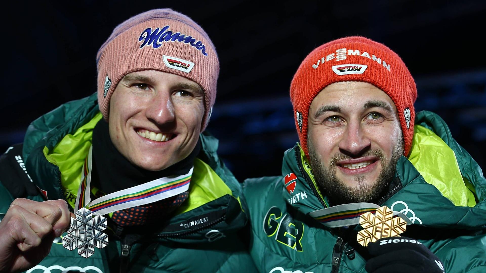 Stolz und glücklich präsentieren Karl Geiger (links) und Weltmeister Markus Eisenbichler ihre Medaillen.