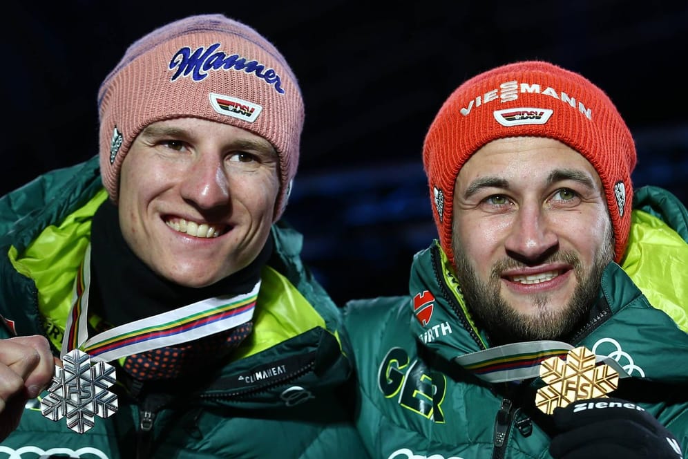 Stolz und glücklich präsentieren Karl Geiger (links) und Weltmeister Markus Eisenbichler ihre Medaillen.