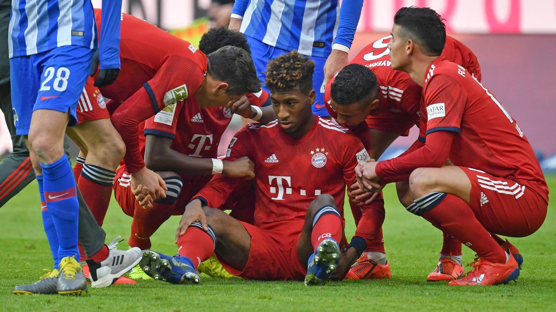 Seine Teamkollegen kümmern sich um den verletzten Kingsley Coman (Mitte).