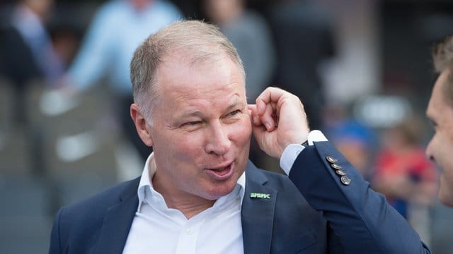 Augsburgs Manager Stefan Reuter will keine Diskussionen um Trainer Manuel Baum aufkommen lassen. Augsburgs Manager Stefan Reuter will keine Diskussionen um Trainer Manuel Baum aufkommen lassen.