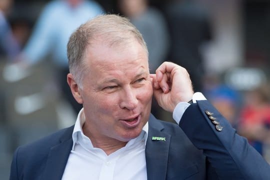 Augsburgs Manager Stefan Reuter will keine Diskussionen um Trainer Manuel Baum aufkommen lassen.