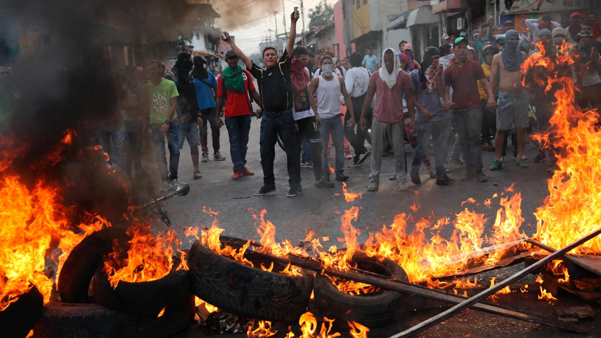 Demonstranten in Venezuela errichten Barrikaden.