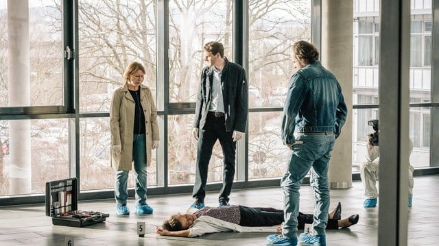 Katrin Tscherna (Katharina Spiering) ist tot: Kriminalhauptkommissarin Paula Ringelhahn (Dagmar Manzel, l-r), Kriminalhauptkommissar Felix Voss (Fabian Hinrichs) und Kriminalkommissar Sebastian Fleischer (Andreas Leopold Schadt) nehmen die Ermittlung auf.