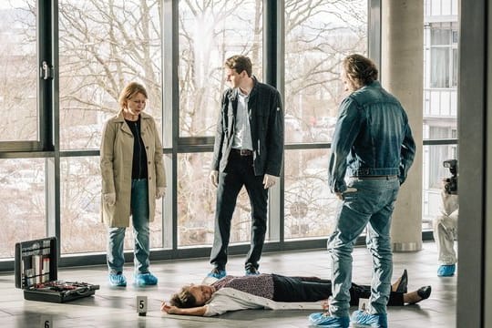 Katrin Tscherna (Katharina Spiering) ist tot: Kriminalhauptkommissarin Paula Ringelhahn (Dagmar Manzel, l-r), Kriminalhauptkommissar Felix Voss (Fabian Hinrichs) und Kriminalkommissar Sebastian Fleischer (Andreas Leopold Schadt) nehmen die Ermittlung auf.