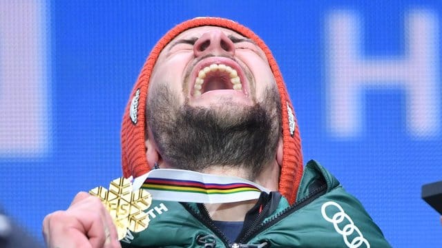 Markus Eisenbichler freut sich bei der Siegerehrung mit seiner Goldmedaille über den Weltmeister-Titel.