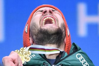Markus Eisenbichler freut sich bei der Siegerehrung mit seiner Goldmedaille über den Weltmeister-Titel.