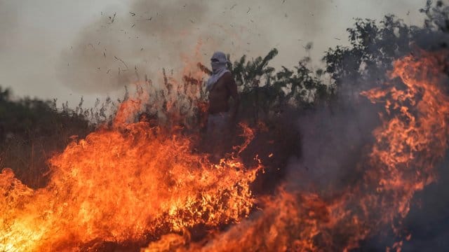 Ein Demonstrant während eines Protestes an der Grenze zwischen Brasilien und Venezuela. Ein Demonstrant während eines Protestes an der Grenze zwischen Brasilien und Venezuela.