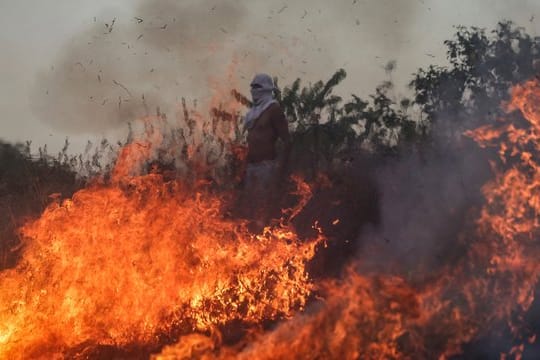 Ein Demonstrant während eines Protestes an der Grenze zwischen Brasilien und Venezuela.