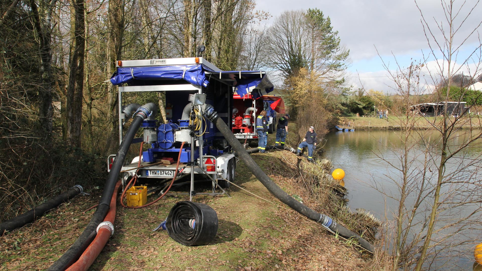 Dammbruch abgewendet: Einsatzkräfte von Feuerwehr und Technischem Hilfswerk (THW) pumpen Wasser aus einem Löschteich. Dammbruch abgewendet: Einsatzkräfte von Feuerwehr und Technischem Hilfswerk (THW) pumpen Wasser aus einem Löschteich.