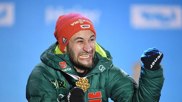 Skiskringer Markus Eisenbichler freut sich bei der Siegerehrung über seiner WM-Goldmedaille.