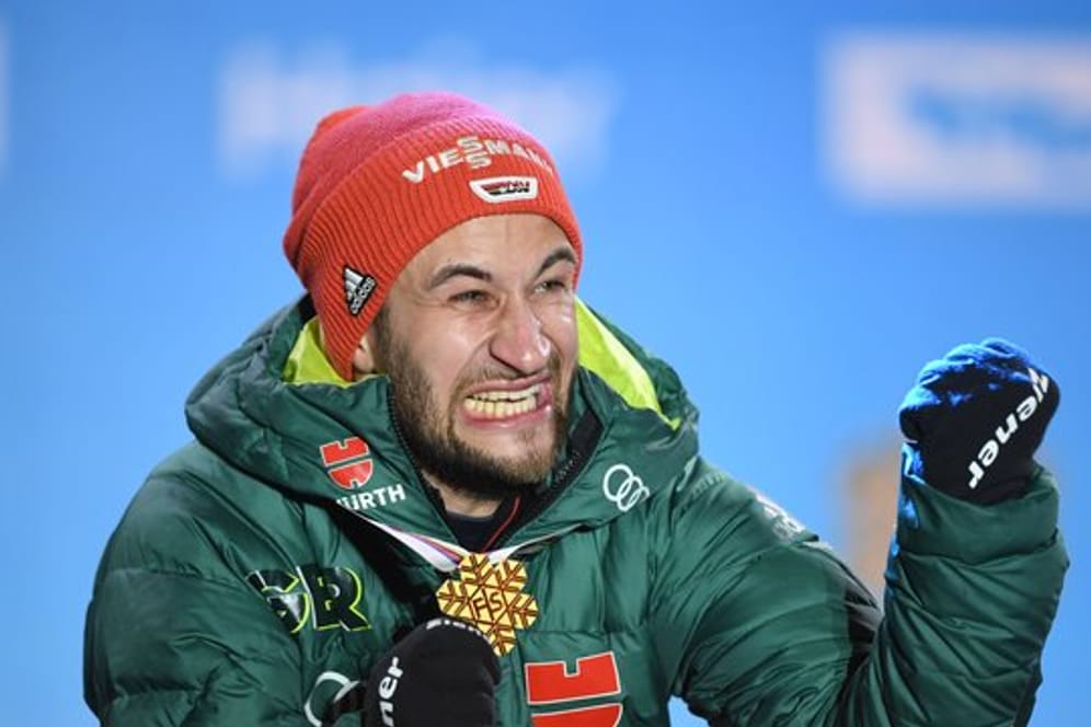 Skiskringer Markus Eisenbichler freut sich bei der Siegerehrung über seiner WM-Goldmedaille.