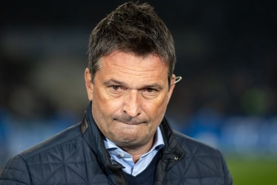 Christian Heidel zieht sich beim FC Schalke 04 als Sportvorstand bis zum Saisonende zurück.