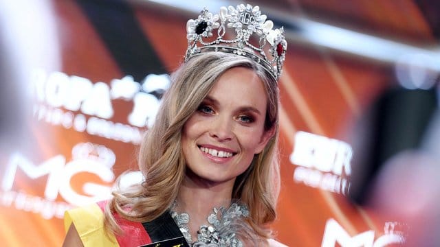 Miss Baden-Württemberg, Nadine Berneis aus Stuttgart, wird im Europa-Park zur "Miss Germany 2019“ gekürt.