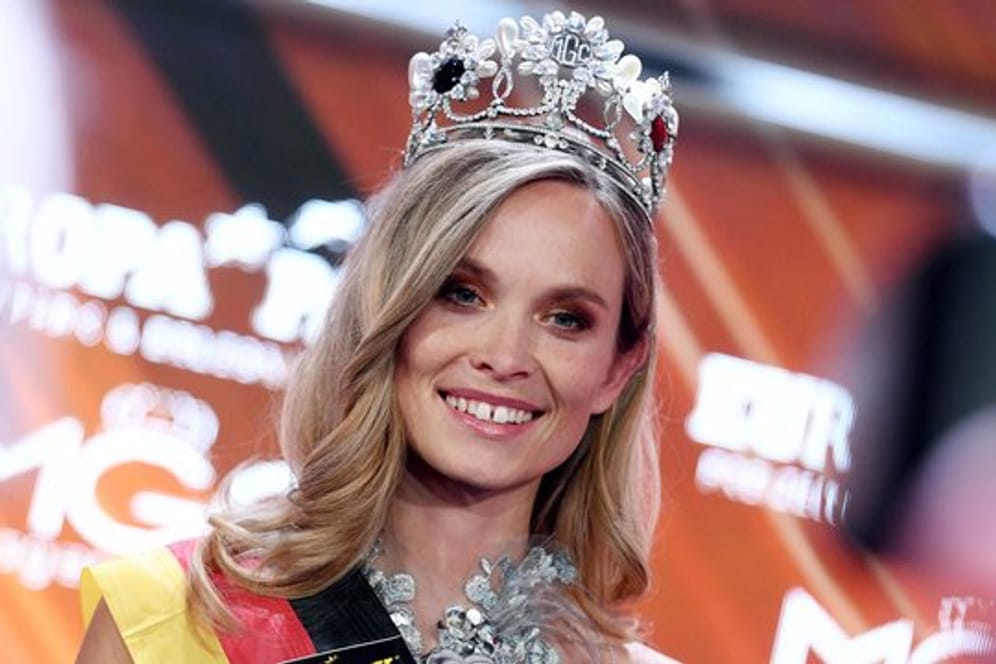 Miss Baden-Württemberg, Nadine Berneis aus Stuttgart, wird im Europa-Park zur "Miss Germany 2019“ gekürt.