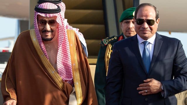 Vor Beginn des Gipfels begrüßt Abdel Fattah al-Sisi (r), Präsident von Ägypten, König Salman von Saudi-Arabien. Vor Beginn des Gipfels begrüßt Abdel Fattah al-Sisi (r), Präsident von Ägypten, König Salman von Saudi-Arabien.