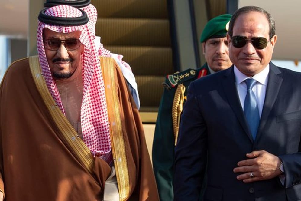 Vor Beginn des Gipfels begrüßt Abdel Fattah al-Sisi (r), Präsident von Ägypten, König Salman von Saudi-Arabien.