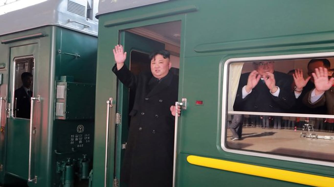 Nordkoreas Machthaber Kim Jong Un kurz vor Abfahrt des Zuges in Richtung Vietnam verlässt.