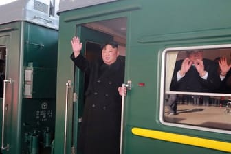 Nordkoreas Machthaber Kim Jong Un kurz vor Abfahrt des Zuges in Richtung Vietnam verlässt.