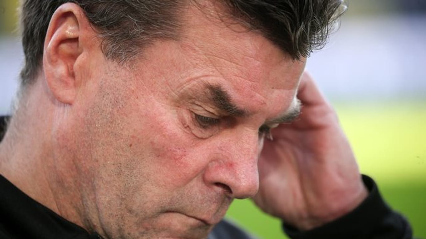 Gladbachs Trainer Dieter Hecking muss die Niederlage gegen Wolfsburg erst einmal verarbeiten.