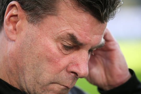 Gladbachs Trainer Dieter Hecking muss die Niederlage gegen Wolfsburg erst einmal verarbeiten.