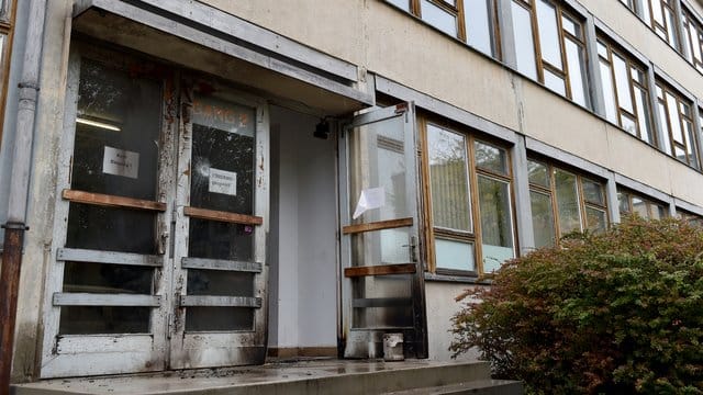 2015: Brandspuren und eine beschädigte Scheibe an einem als Flüchtlingsunterkunft vorgesehenen Gebäude in Dresden. 2015: Brandspuren und eine beschädigte Scheibe an einem als Flüchtlingsunterkunft vorgesehenen Gebäude in Dresden.