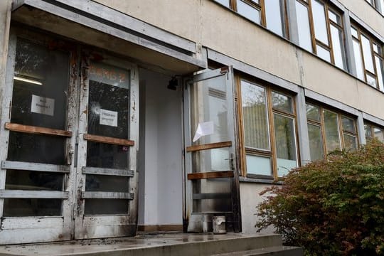 2015: Brandspuren und eine beschädigte Scheibe an einem als Flüchtlingsunterkunft vorgesehenen Gebäude in Dresden.
