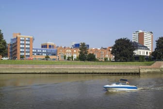 Die Geeste in Bremerhaven (Symbolbild): Für einen Mann endete ein Spaziergang ziemlich nass.