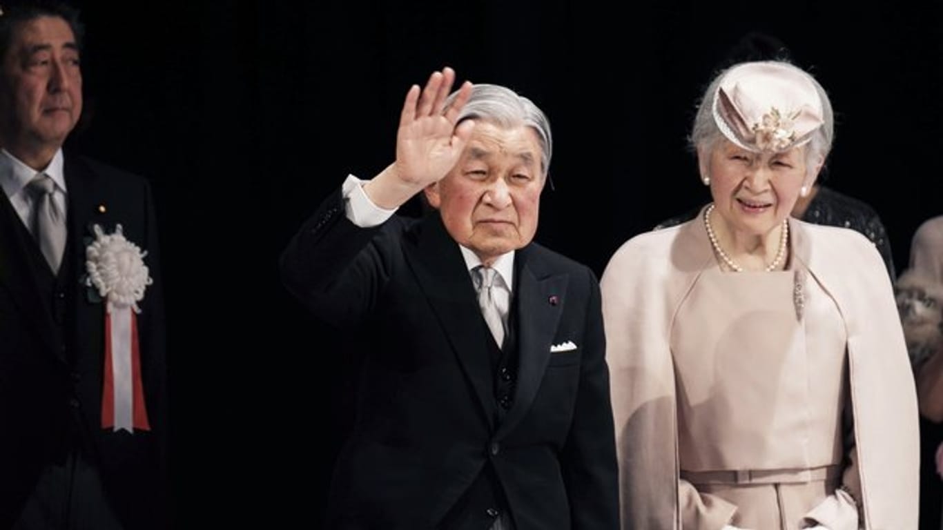 Der japanische Kaiser Akihito und Kaiserin Michiko nach der Zeremonie zum 30.