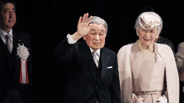 Der japanische Kaiser Akihito und Kaiserin Michiko nach der Zeremonie zum 30. Der japanische Kaiser Akihito und Kaiserin Michiko nach der Zeremonie zum 30.