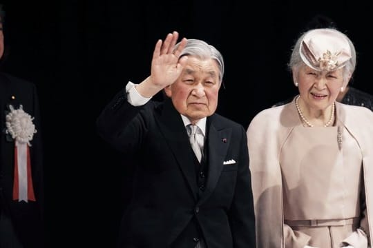 Der japanische Kaiser Akihito und Kaiserin Michiko nach der Zeremonie zum 30.