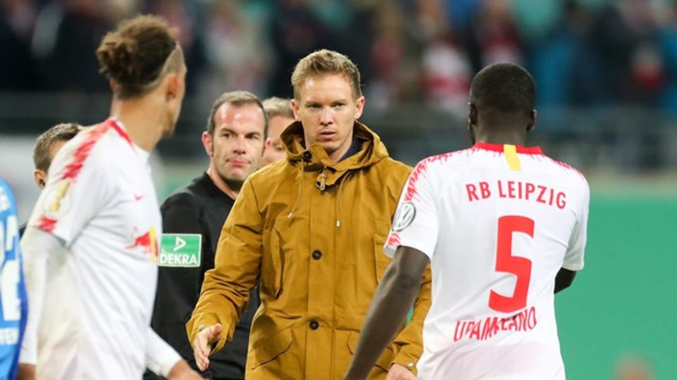 Hoffenheims Trainer Julian Nagelsmann (M) trifft in Leipzig auf seine künftigen RB-Spieler.