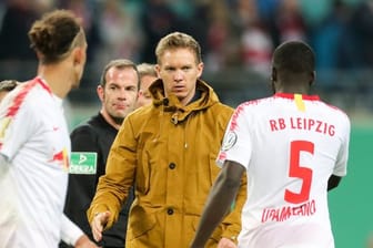 Hoffenheims Trainer Julian Nagelsmann (M) trifft in Leipzig auf seine künftigen RB-Spieler.