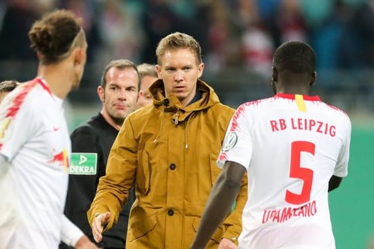 Hoffenheims Trainer Julian Nagelsmann (M) trifft in Leipzig auf seine künftigen RB-Spieler.